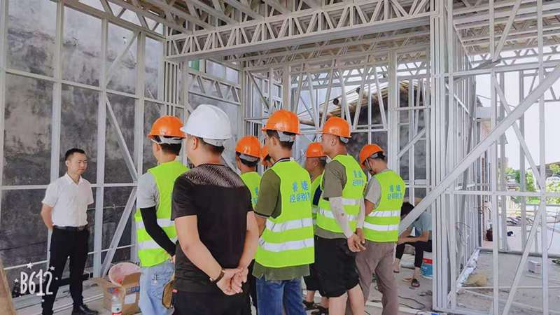 睿婕輕鋼別墅 一個(gè)沒有套路和陷阱的大型品牌 行業(yè)的獨(dú)角獸(圖3) 睿婕輕鋼別墅施工團(tuán)隊(duì)