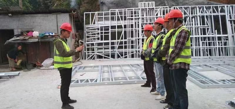 正在場地接受指導(dǎo)的睿婕輕鋼別墅施工團(tuán)隊